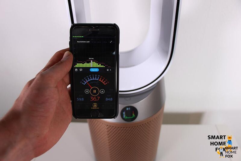 Die Lautstärke ds Dyson Ventilators wird im Test mit einem Smartphone gemessen.